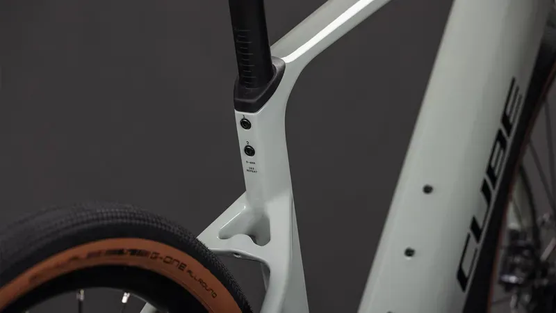 Cube Nuroad Hybrid C:62 Race 400x E-Road Bike in Reed Beige/Black-3